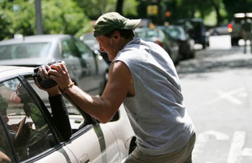 Известный комик унизил папарацци