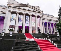 Звезды помянули Пушкина, посмотрели Бакста и примерили итальянские платья