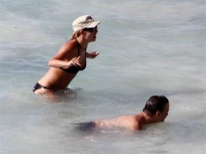 Бритни Спирс демонстрирует тело новому старому мужчине