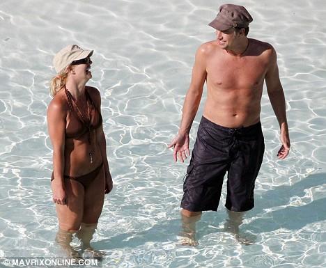 Бритни Спирс демонстрирует тело новому старому мужчине