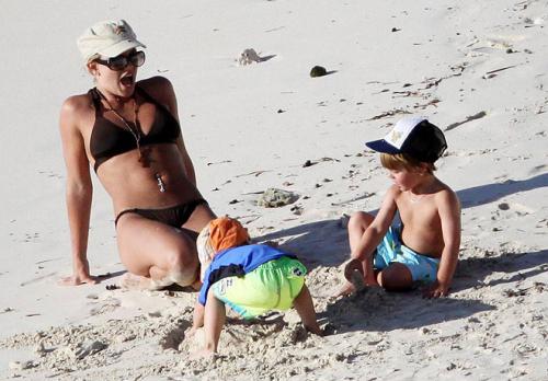 Бритни Спирс демонстрирует тело новому старому мужчине