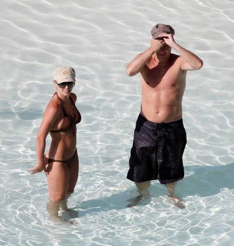 Бритни Спирс демонстрирует тело новому старому мужчине