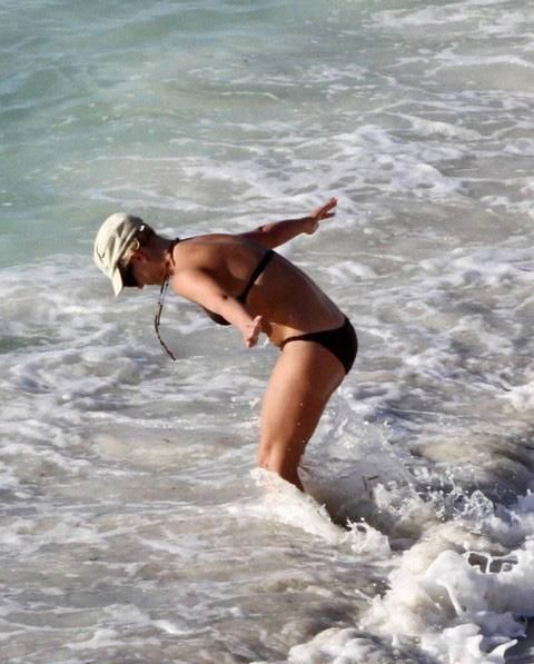 Бритни Спирс демонстрирует тело новому старому мужчине