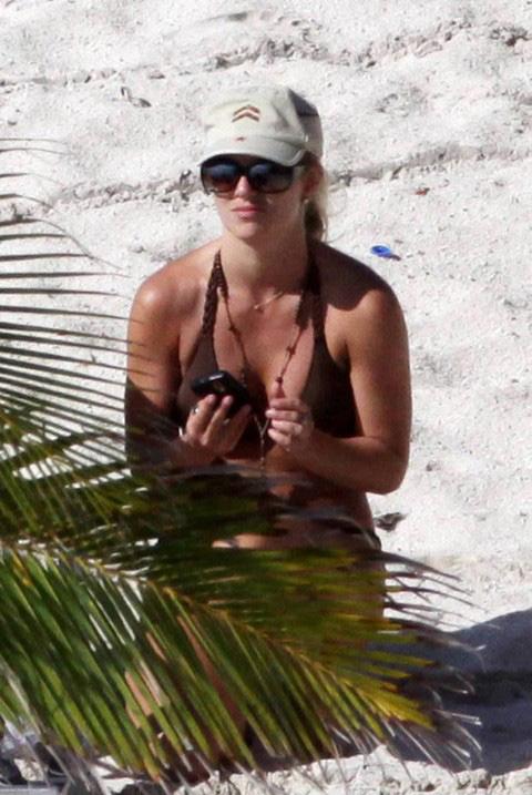 Бритни Спирс демонстрирует тело новому старому мужчине