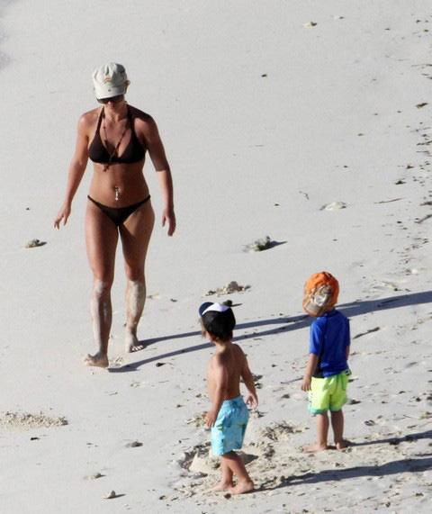 Бритни Спирс демонстрирует тело новому старому мужчине