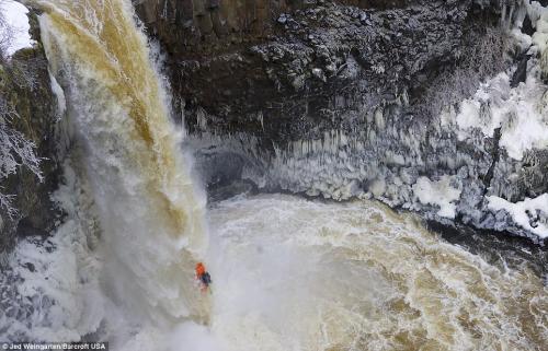 Байдарочник спрыгнул с ледяного водопада