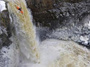 Байдарочник спрыгнул с ледяного водопада