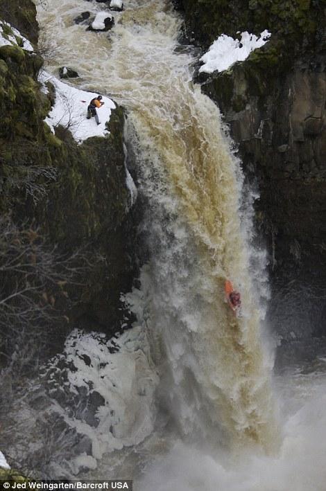 Байдарочник спрыгнул с ледяного водопада