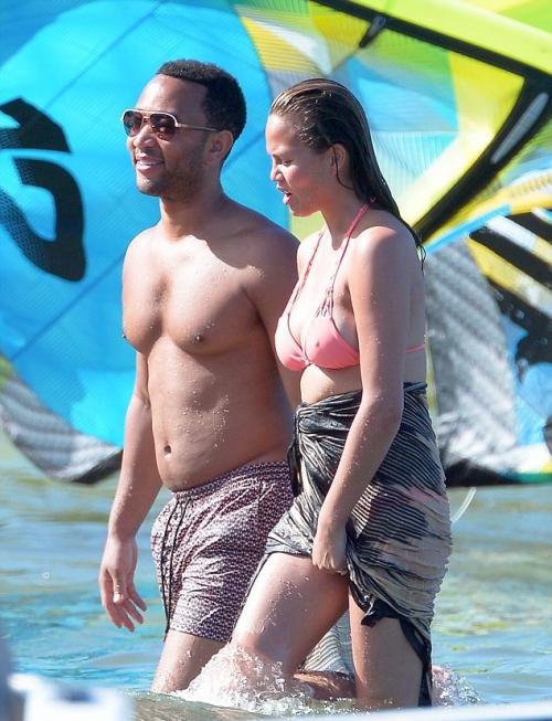 Зарубежные звезды открыли сезон бикини 2015