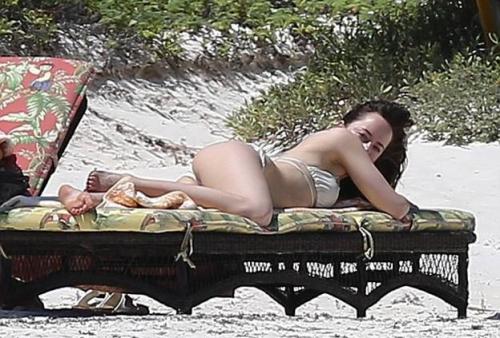 Зарубежные звезды открыли сезон бикини 2015