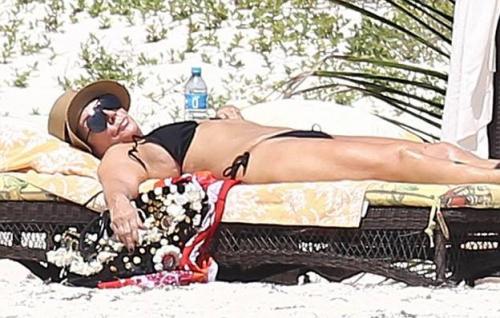 Зарубежные звезды открыли сезон бикини 2015