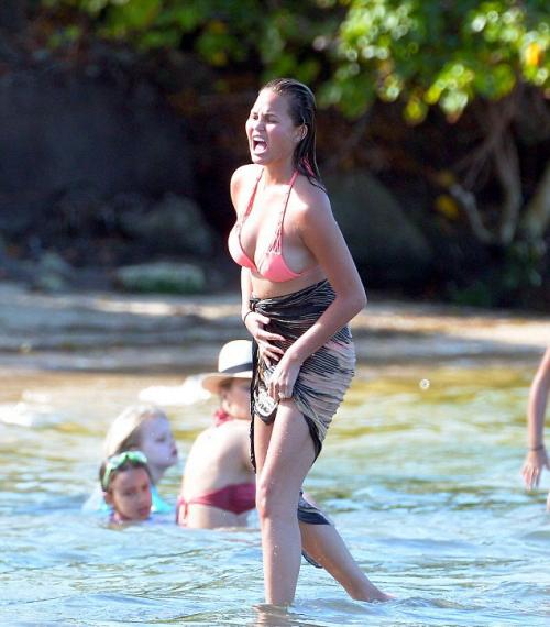 Зарубежные звезды открыли сезон бикини 2015