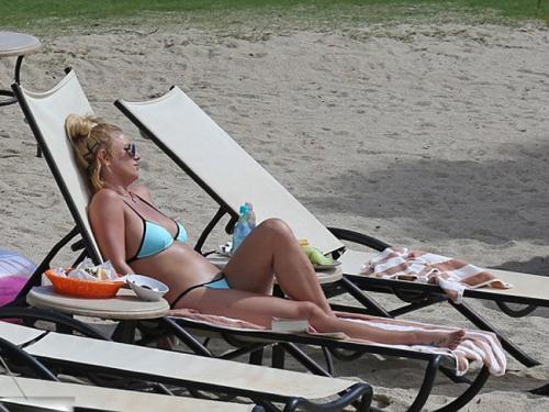 Зарубежные звезды открыли сезон бикини 2015