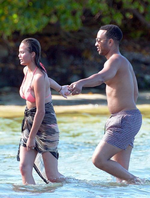 Зарубежные звезды открыли сезон бикини 2015