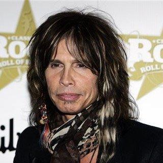 Вокалист «Аэросмит» стал похож на старую леди