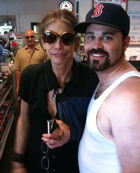 Вокалист «Аэросмит» стал похож на старую леди