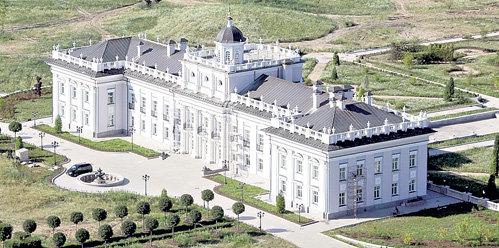 Самый дорогой дворец Подмосковья соседствует с дачей Пугачёвой