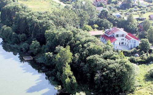 Самый дорогой дворец Подмосковья соседствует с дачей Пугачёвой