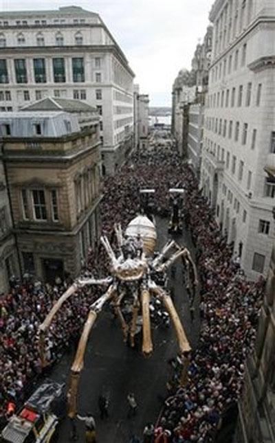 По Ливерпулю бродил гигантский паук