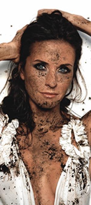 Кортни Кокс вывалялась в грязи ради денег