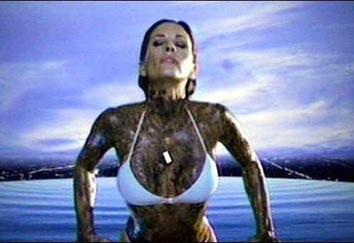 Кортни Кокс вывалялась в грязи ради денег