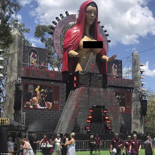 Австралийского плейбоя оштрафовали за статую обнаженной Девы Марии