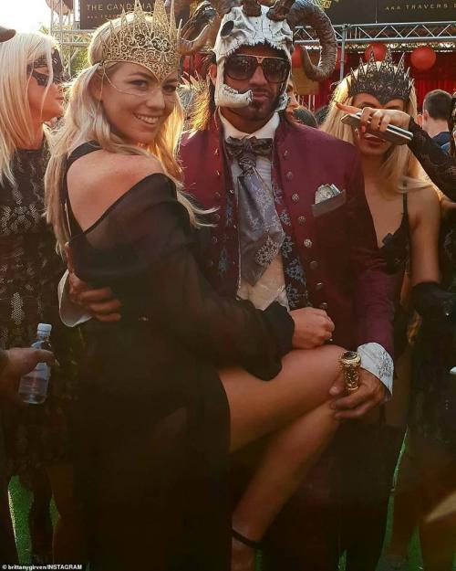 Австралийского плейбоя оштрафовали за статую обнаженной Девы Марии