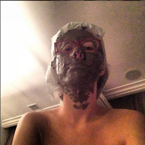 Селфи с различными масками появляются в ее «Инстаграме» довольно часто