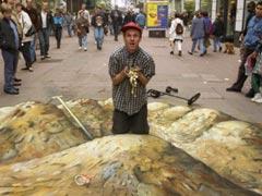 Джулиан Бивер создает иллюзии на тротуарах