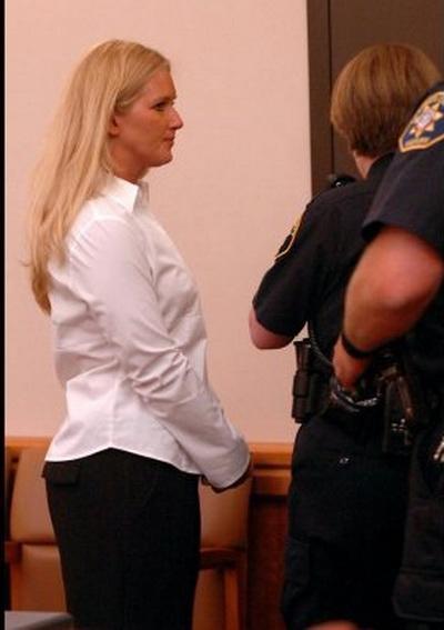 Она была приговорена к 5 годам условно, из которых она провела 45 дней реального тюремного заключения.