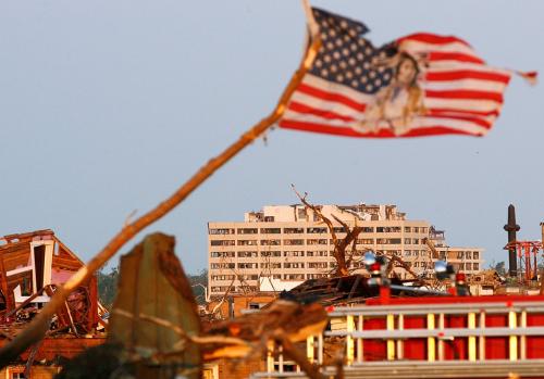 Торнадо практически сравнял с землей город в США