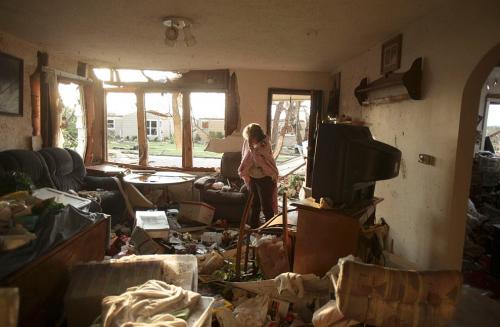 Торнадо практически сравнял с землей город в США