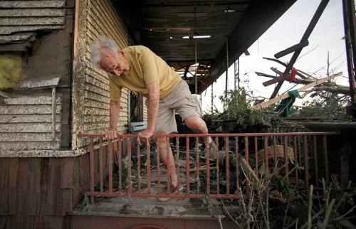 Торнадо практически сравнял с землей город в США