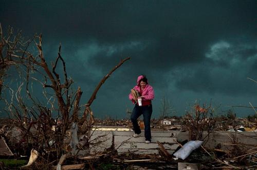 Торнадо практически сравнял с землей город в США