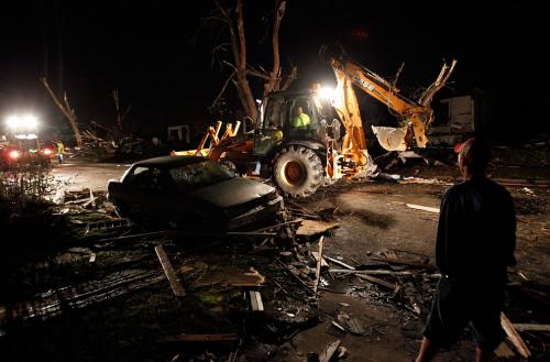 Торнадо практически сравнял с землей город в США