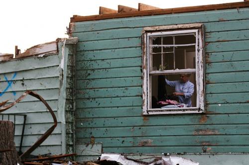 Торнадо практически сравнял с землей город в США