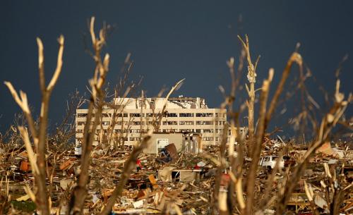 Торнадо практически сравнял с землей город в США