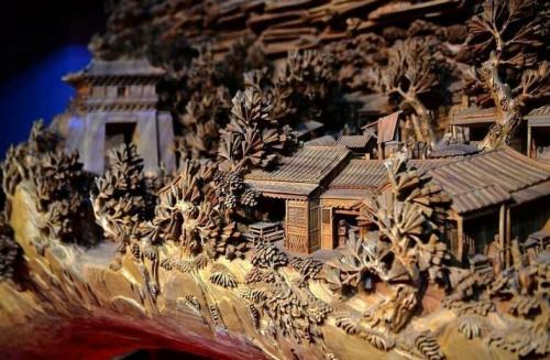 Мастер резьбы по дереву вырезал сотни ярких фигур и построек в стволе дерева