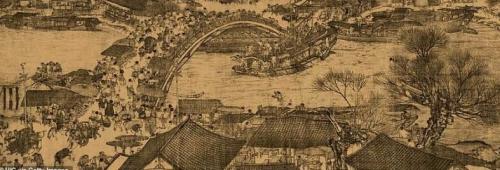 Мастер резьбы по дереву вырезал сотни ярких фигур и построек в стволе дерева