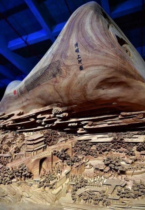 Мастер резьбы по дереву вырезал сотни ярких фигур и построек в стволе дерева