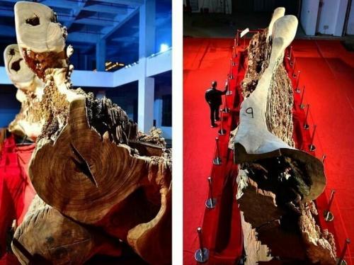 Мастер резьбы по дереву вырезал сотни ярких фигур и построек в стволе дерева