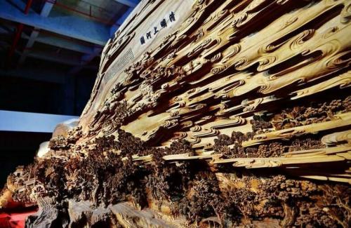 Мастер резьбы по дереву вырезал сотни ярких фигур и построек в стволе дерева