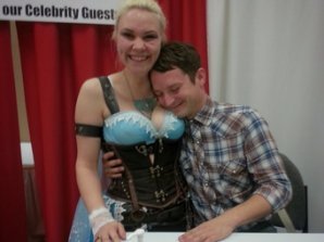 55 самых неловких фотографий фанатов с их кумирами