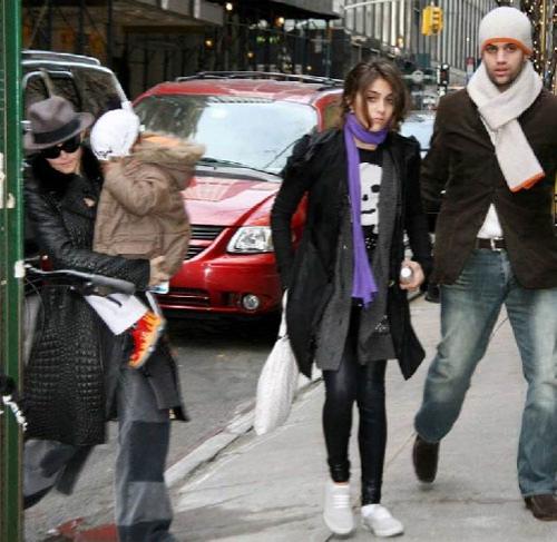 Папарацци застали Мадонну с новым любовником!