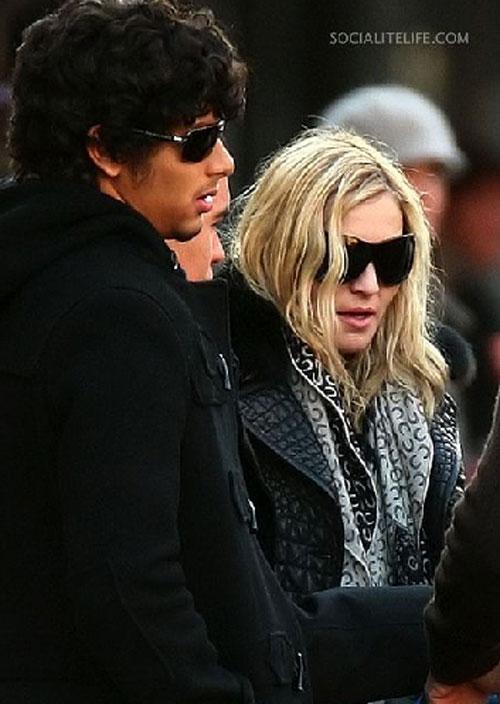 Папарацци застали Мадонну с новым любовником!