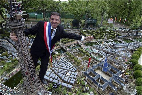 Французский Гулливер построил себе маленький Париж