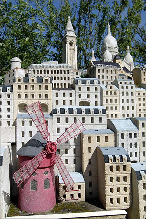 Французский Гулливер построил себе маленький Париж