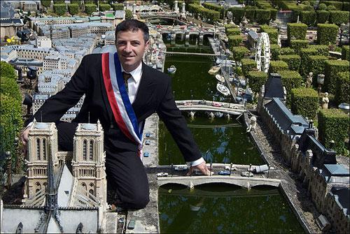 Французский Гулливер построил себе маленький Париж