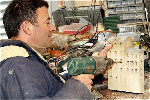 Французский Гулливер построил себе маленький Париж