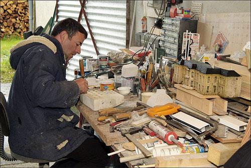 Французский Гулливер построил себе маленький Париж